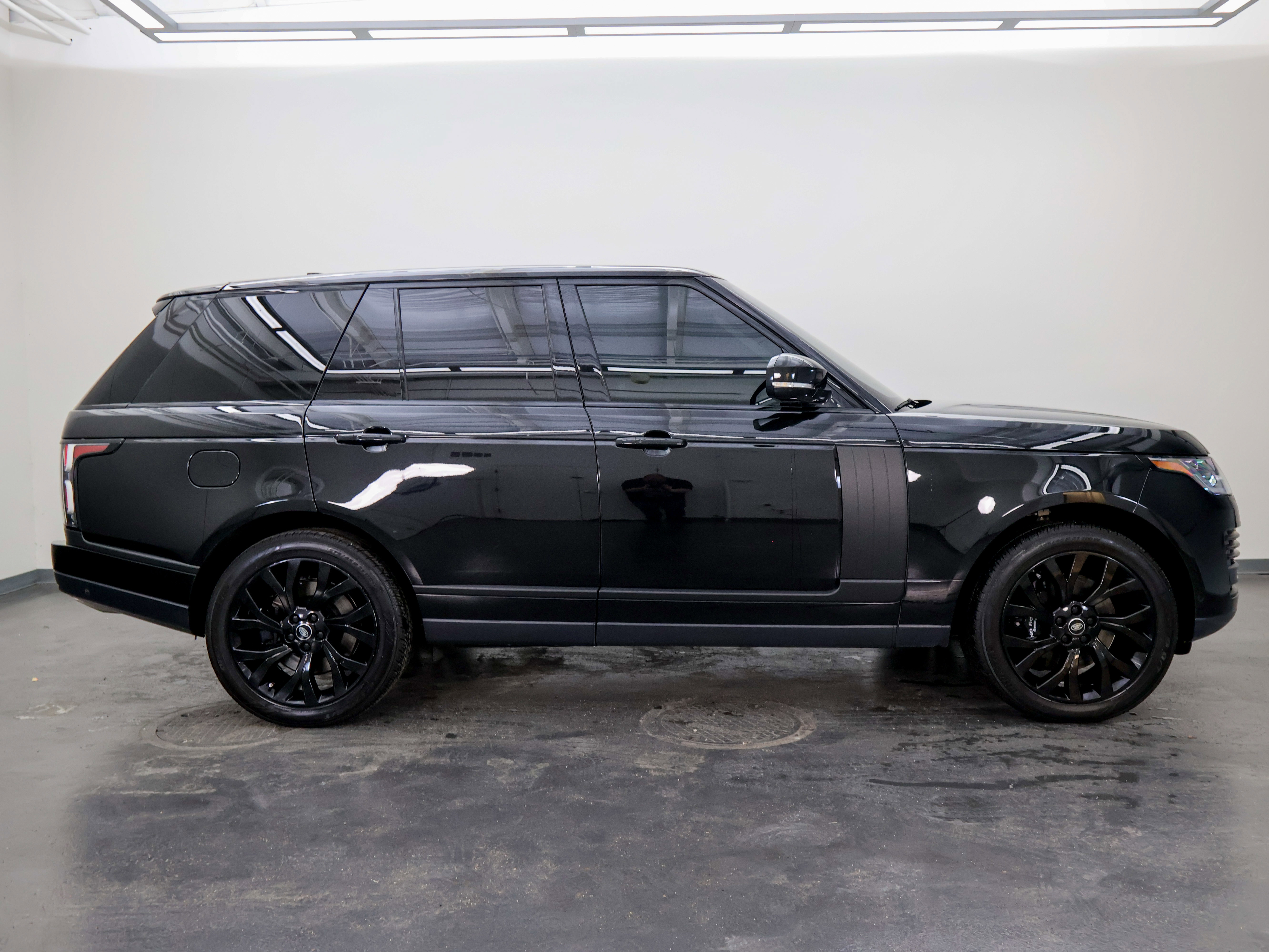 Used 2022 Land Rover Range Rover Westminster Edition image 2