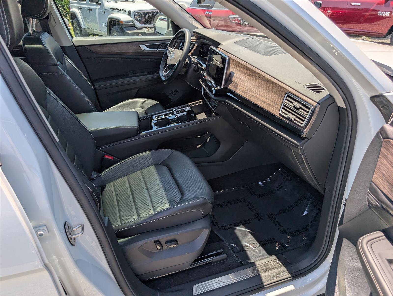 Used 2024 Volkswagen Atlas SEL AWD/4WD image 11