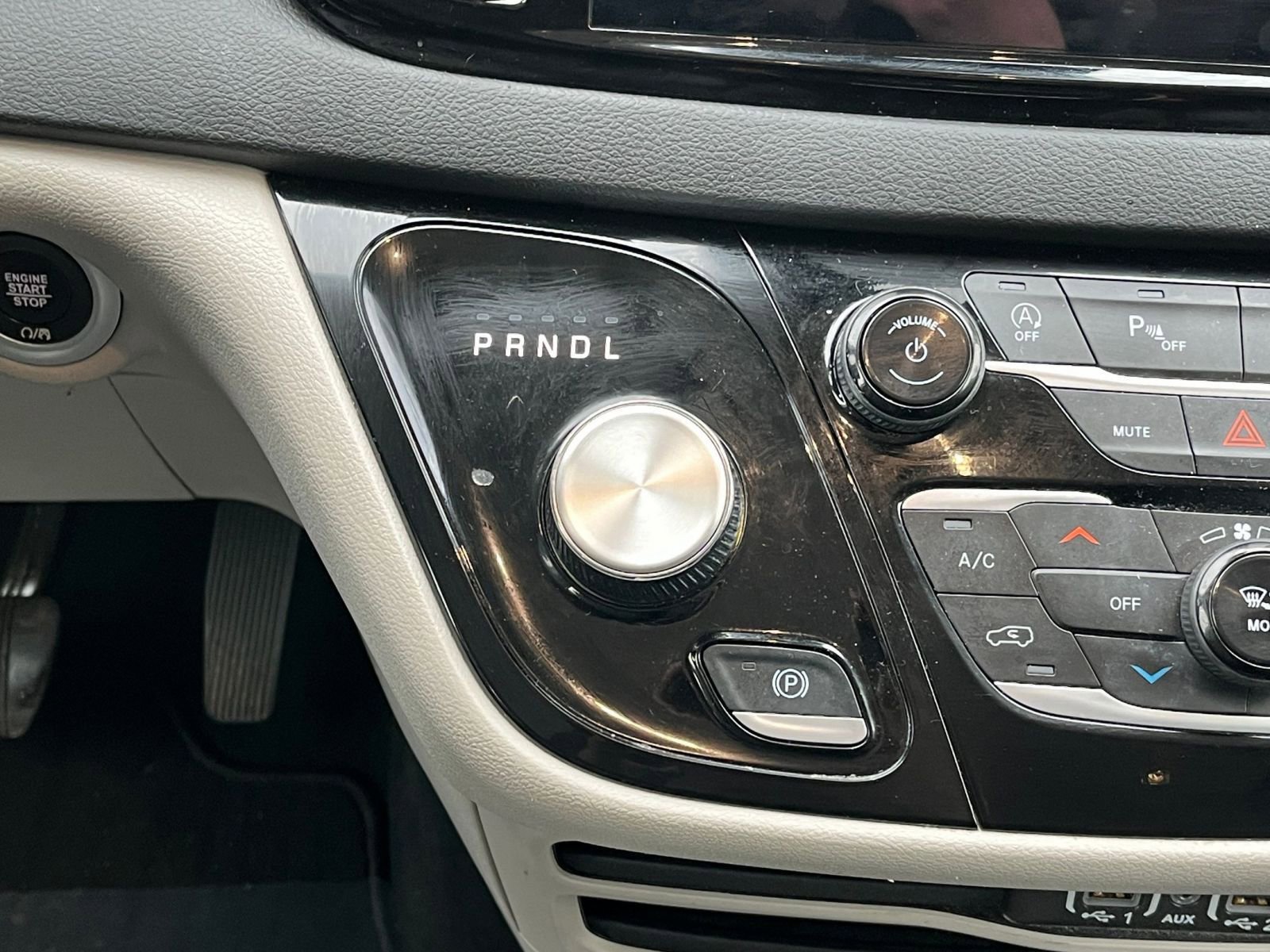 Used 2024 Chrysler Pacifica Touring-L image 40