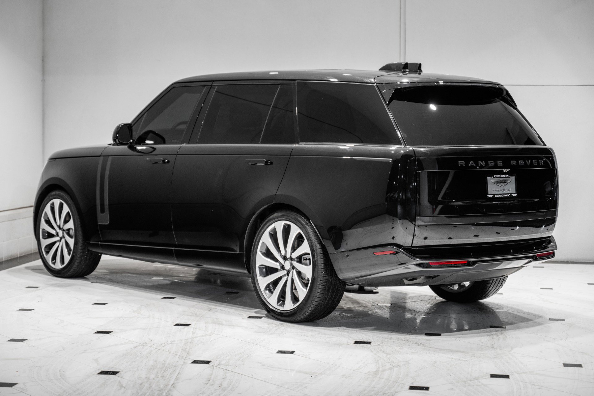 Used 2025 Land Rover Range Rover Long Wheelbase SE AWD/4WD image 7