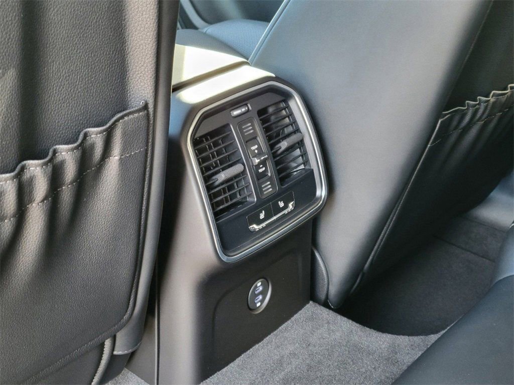 Certified 2025 Porsche Macan image 12