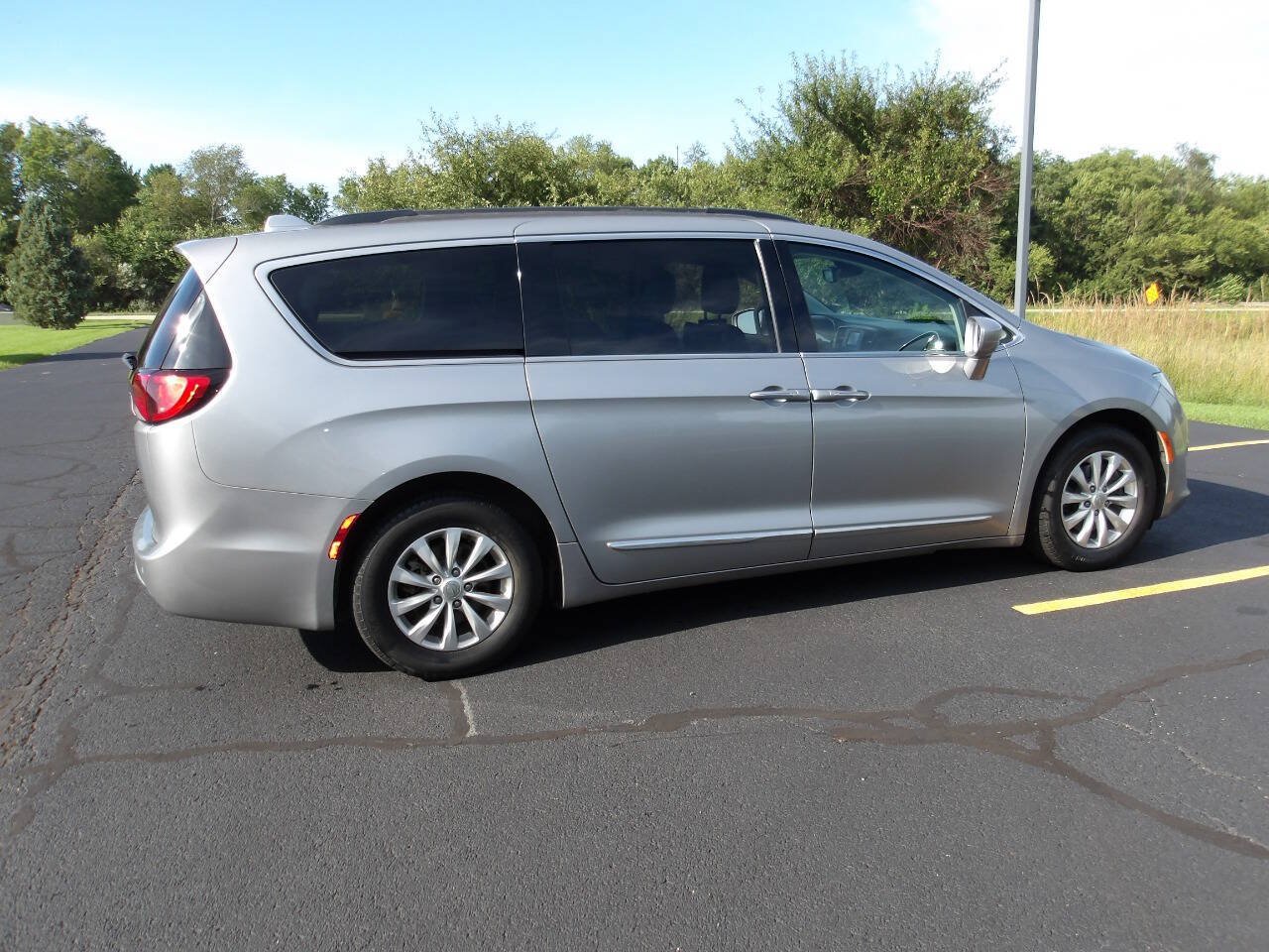 Used 2017 Chrysler Pacifica Touring-L FWD image 11
