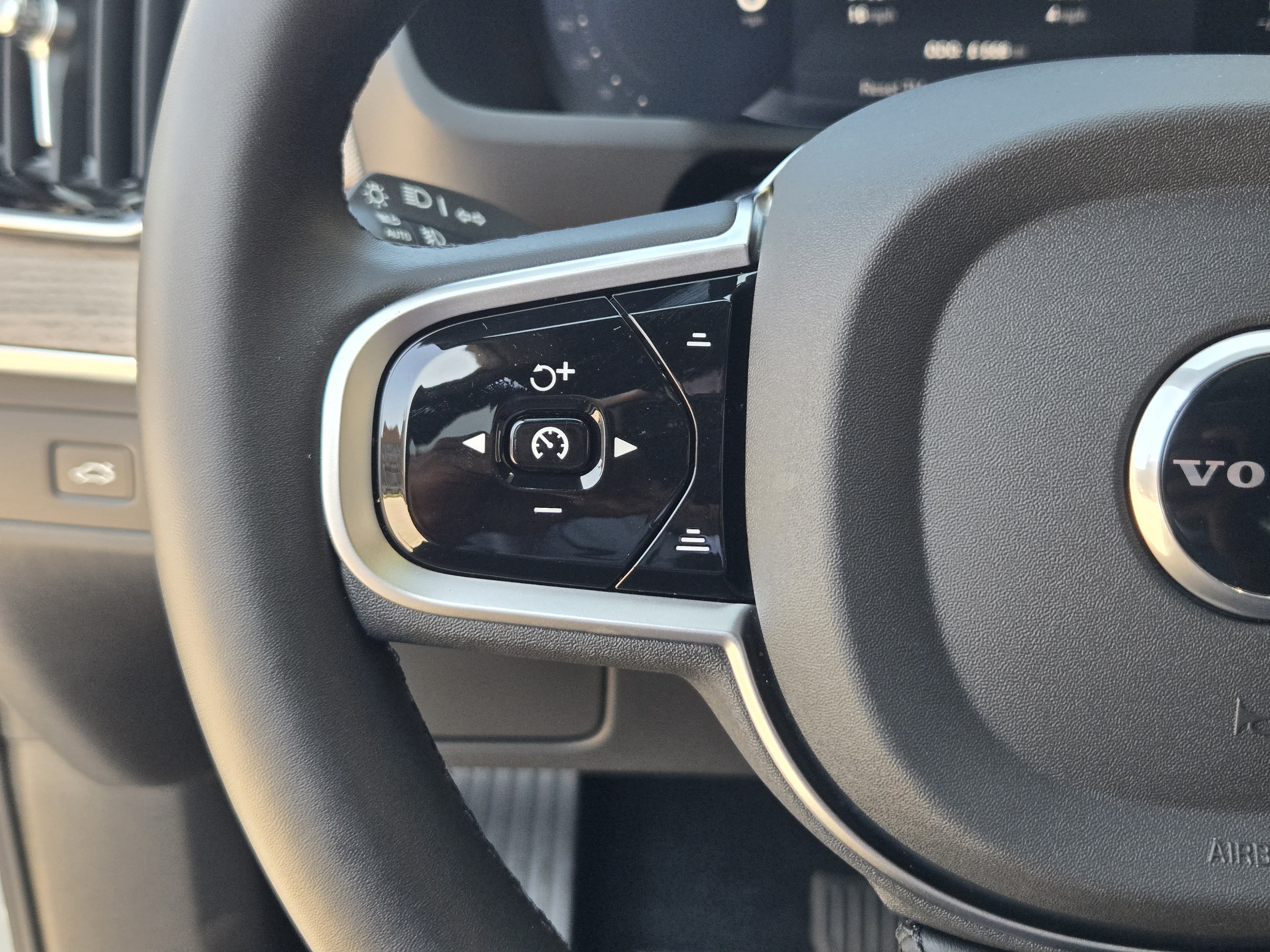 Certified 2026 Volvo XC90 B6 Plus w/ Protection Package Premier AWD/4WD image 28