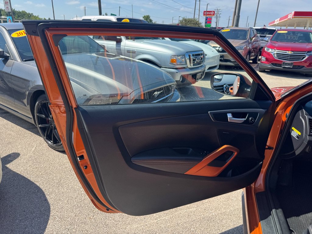 Used 2016 Hyundai Veloster Turbo FWD image 18