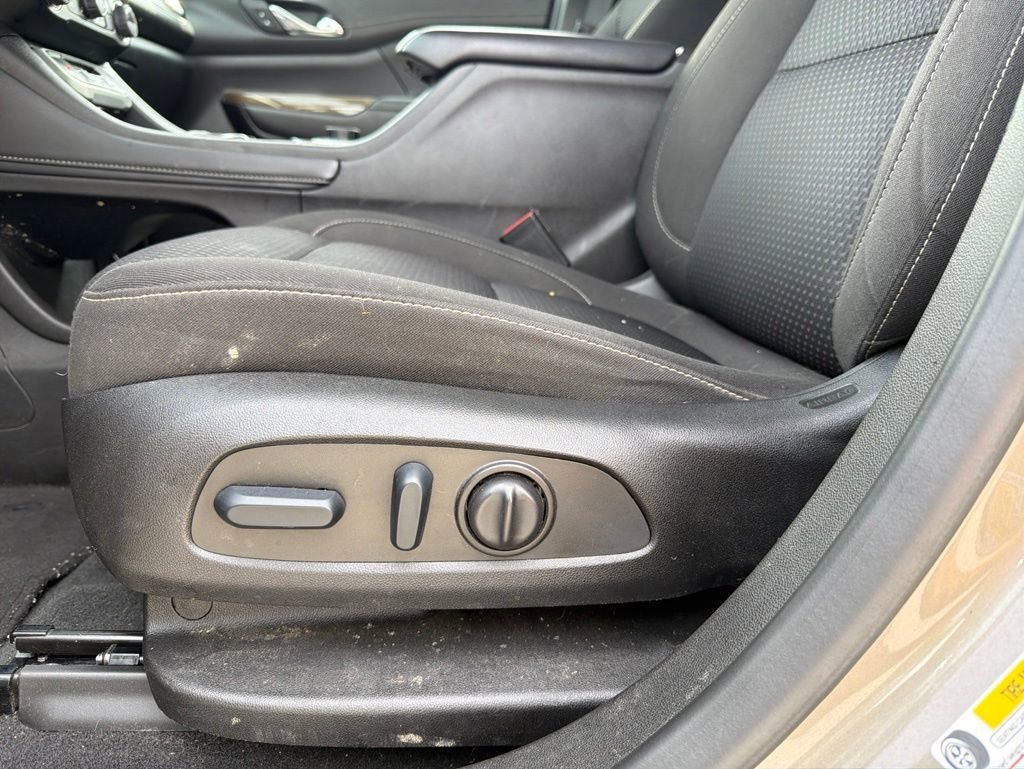 Used 2023 GMC Acadia SLE w/ Driver Convenience Package FWD image 33