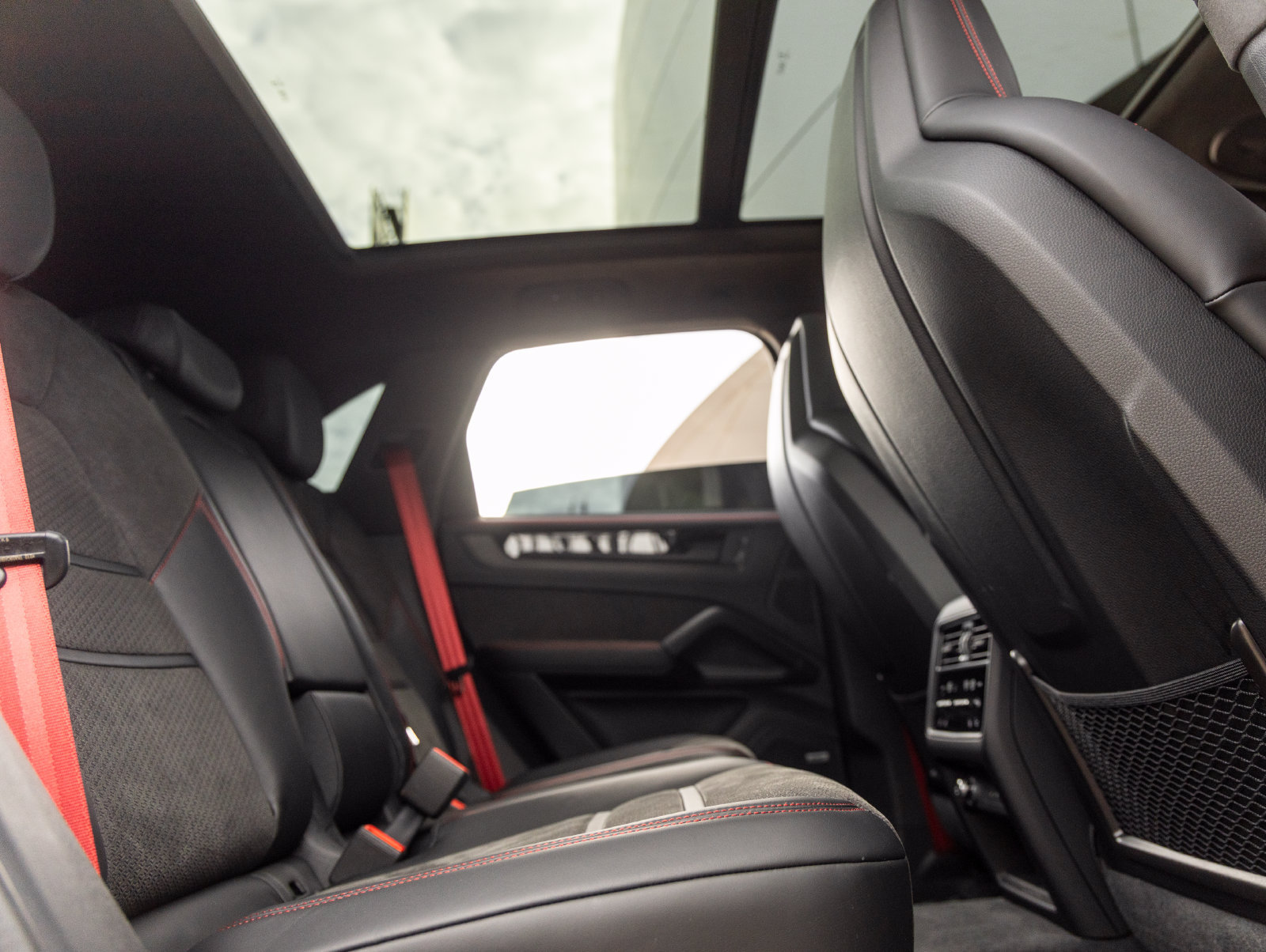 Certified 2025 Porsche Cayenne GTS AWD/4WD image 40