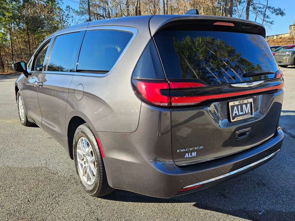 Used 2023 Chrysler Pacifica Touring-L image 11