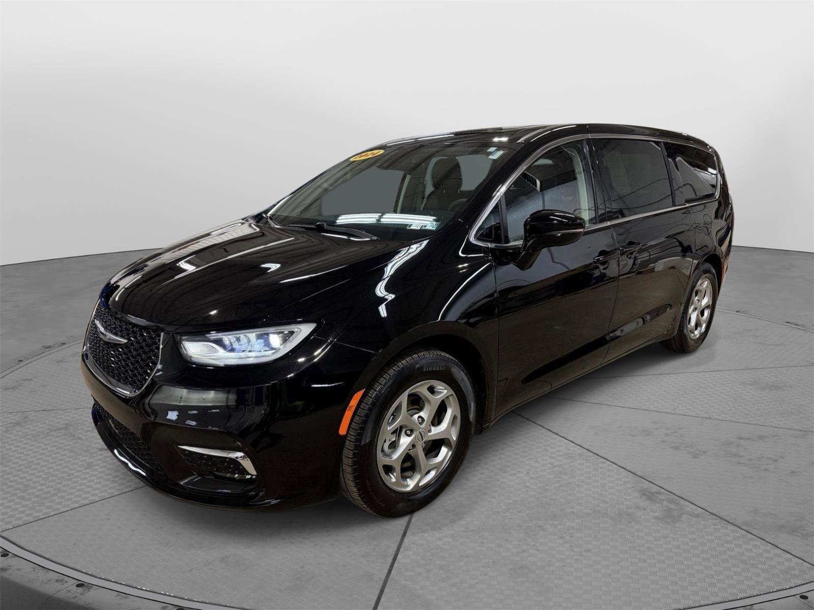Used 2024 Chrysler Pacifica Limited image 4