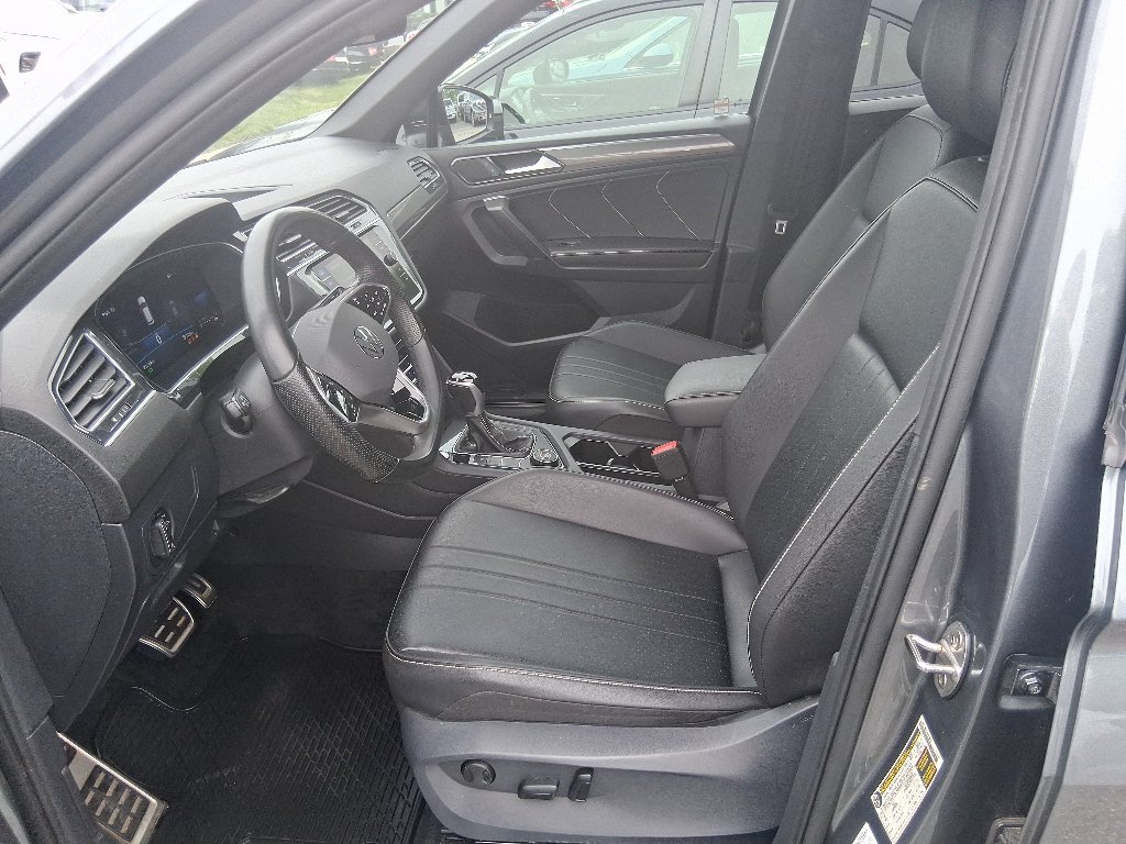 Used 2024 Volkswagen Tiguan SE R-Line AWD/4WD image 11