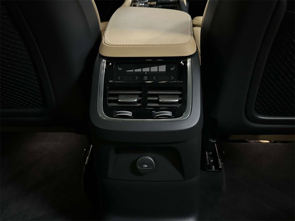 Used 2025 Volvo XC90 T8 Ultra w/ Protection Package Premier image 17