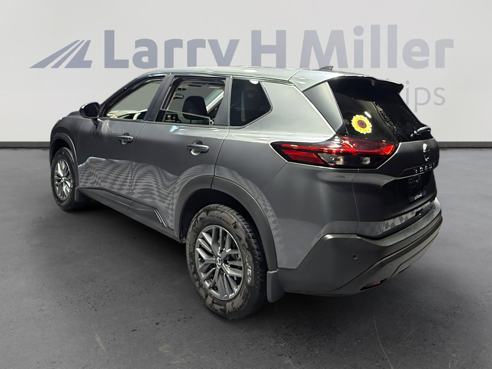 Used 2021 Nissan Rogue S image 3