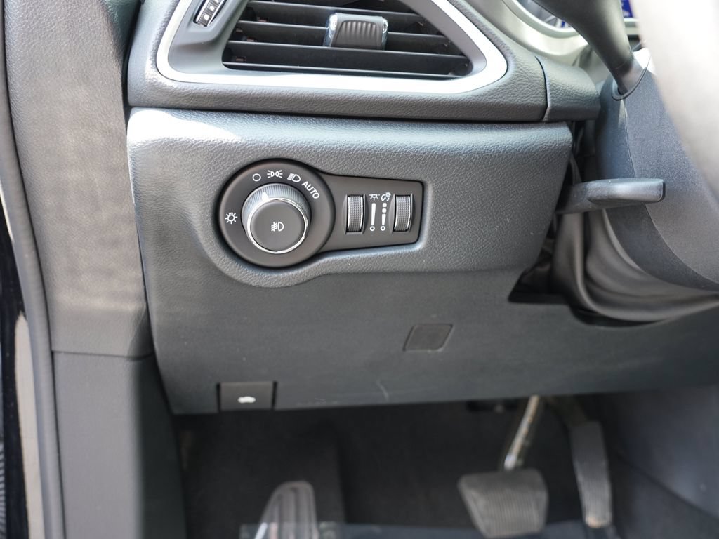Used 2025 Chrysler Pacifica Select FWD image 17