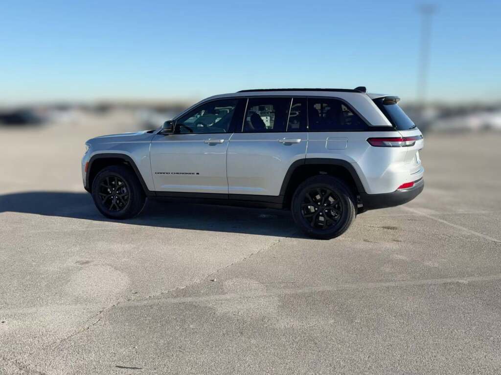 New 2026 Jeep Grand Cherokee Altitude image 7