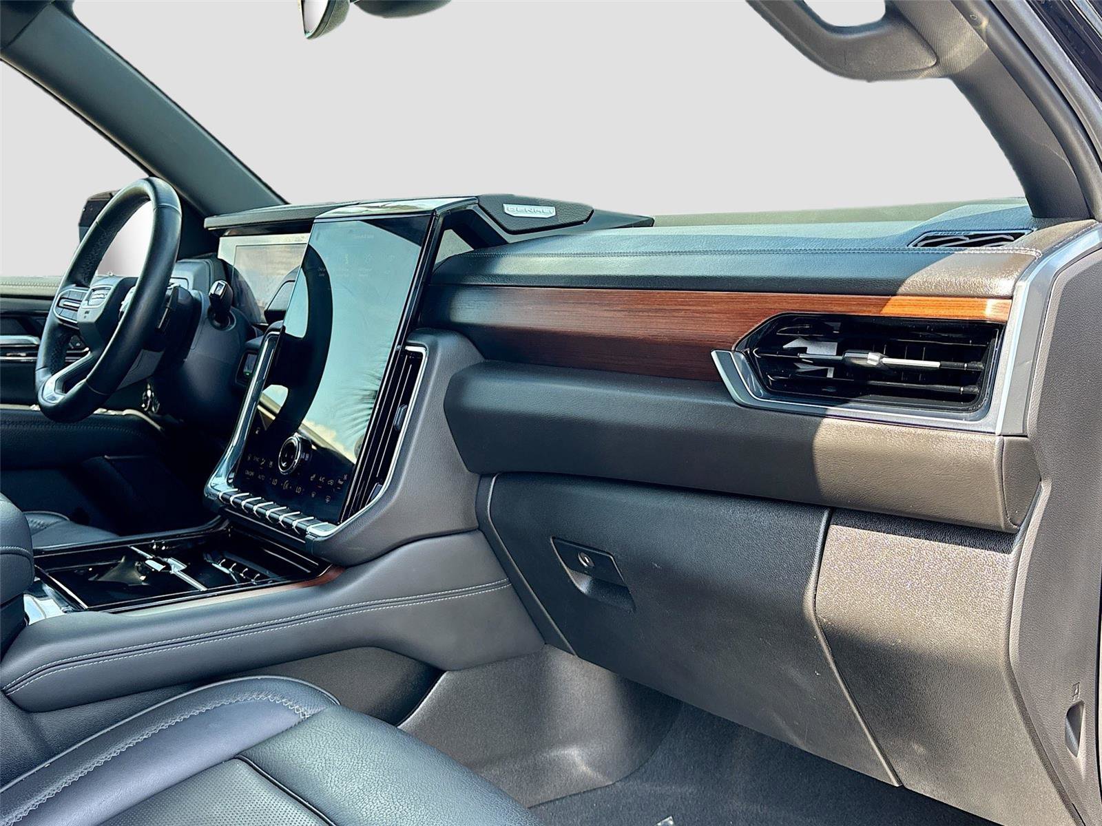 Used 2025 GMC Yukon Denali RWD image 31