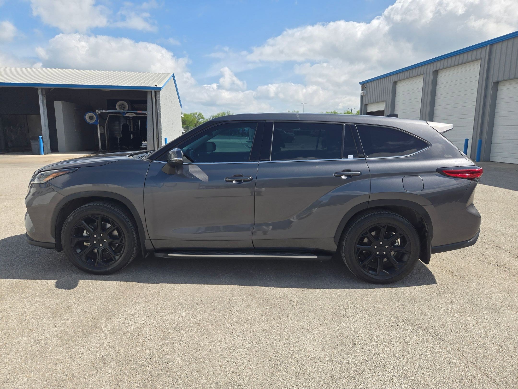Used 2022 Toyota Highlander LE FWD image 6