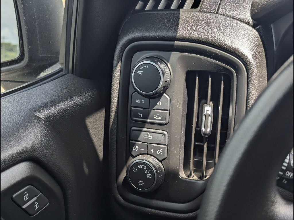 Used 2019 Chevrolet Silverado 1500 Custom w/ Custom Value Package AWD/4WD image 27