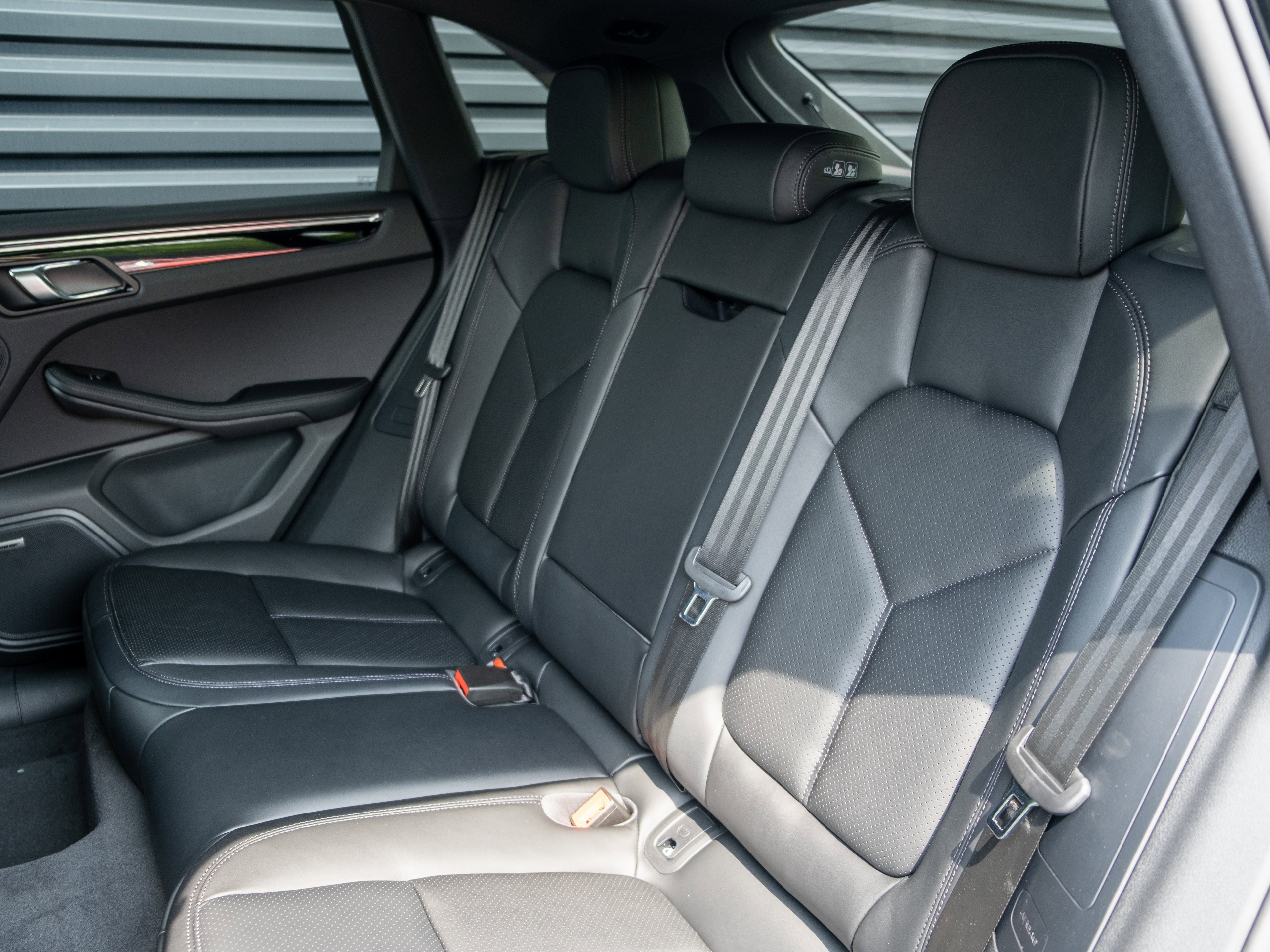 Certified 2025 Porsche Macan image 32