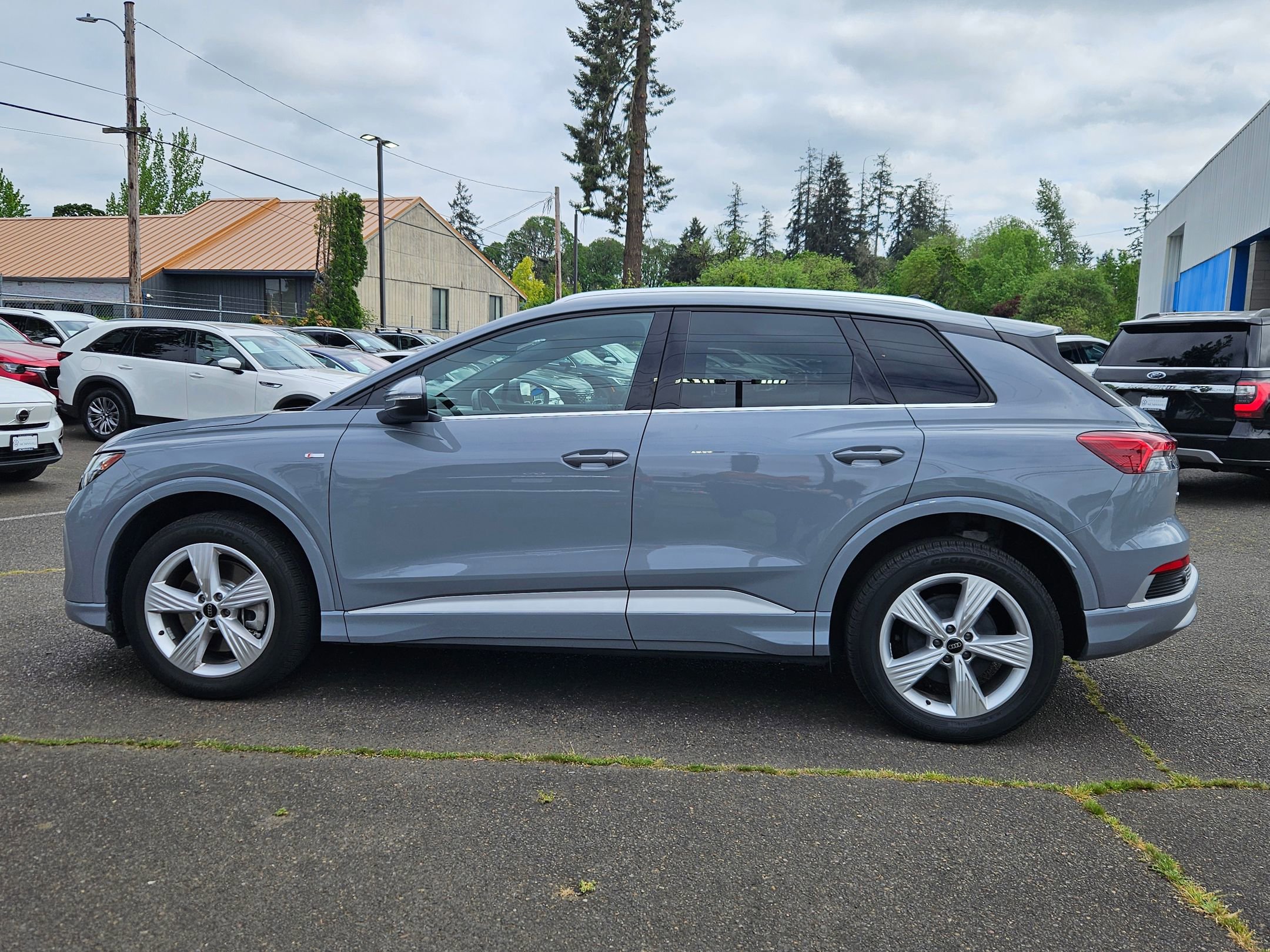 Used 2023 Audi Q4 e-tron Premium w/ Convenience Package AWD/4WD image 2