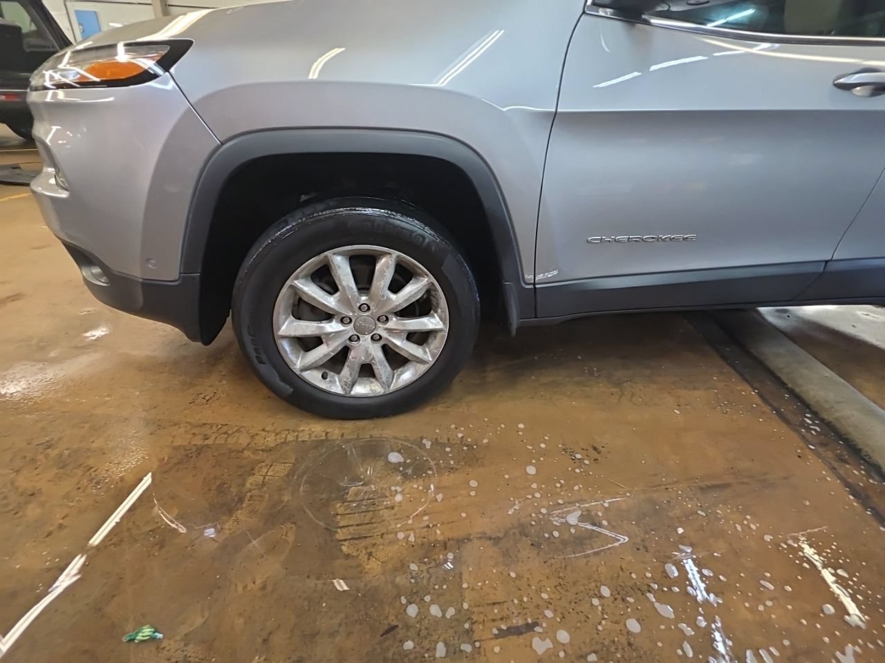 Used 2015 Jeep Cherokee Limited w/ Luxury Group AWD/4WD image 12