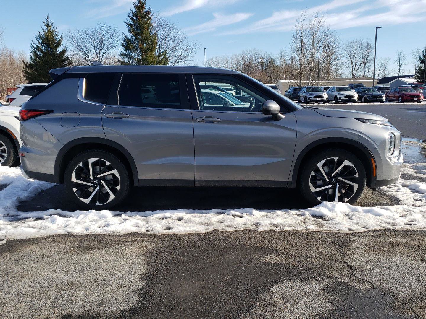 Used 2022 Mitsubishi Outlander SE image 9