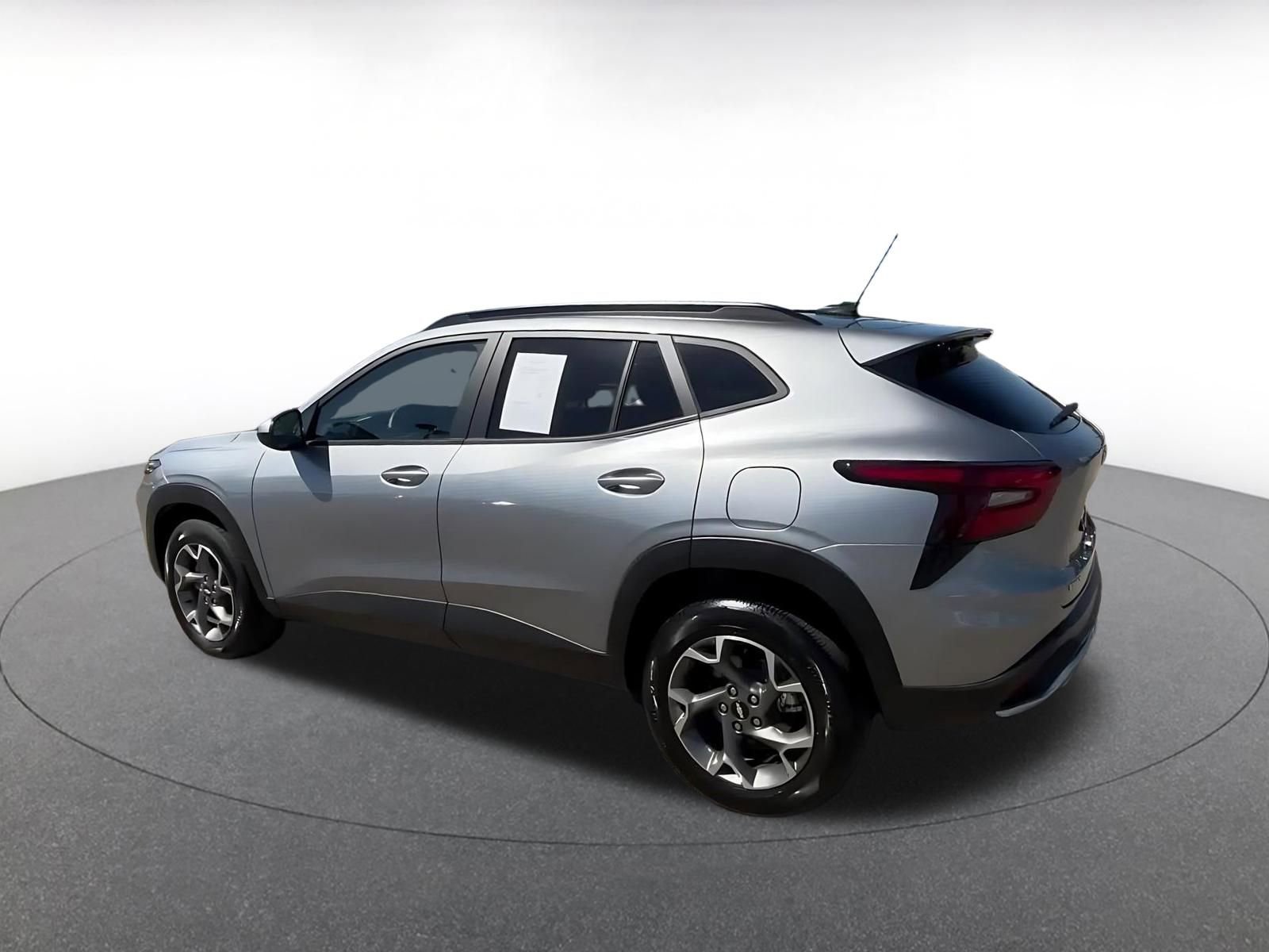 Used 2025 Chevrolet Trax LT FWD image 10