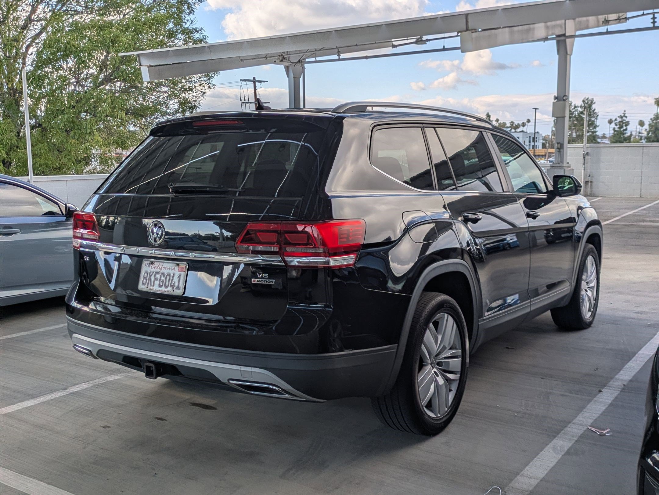 Used 2019 Volkswagen Atlas SE w/ Panoramic Sunroof Package image 3