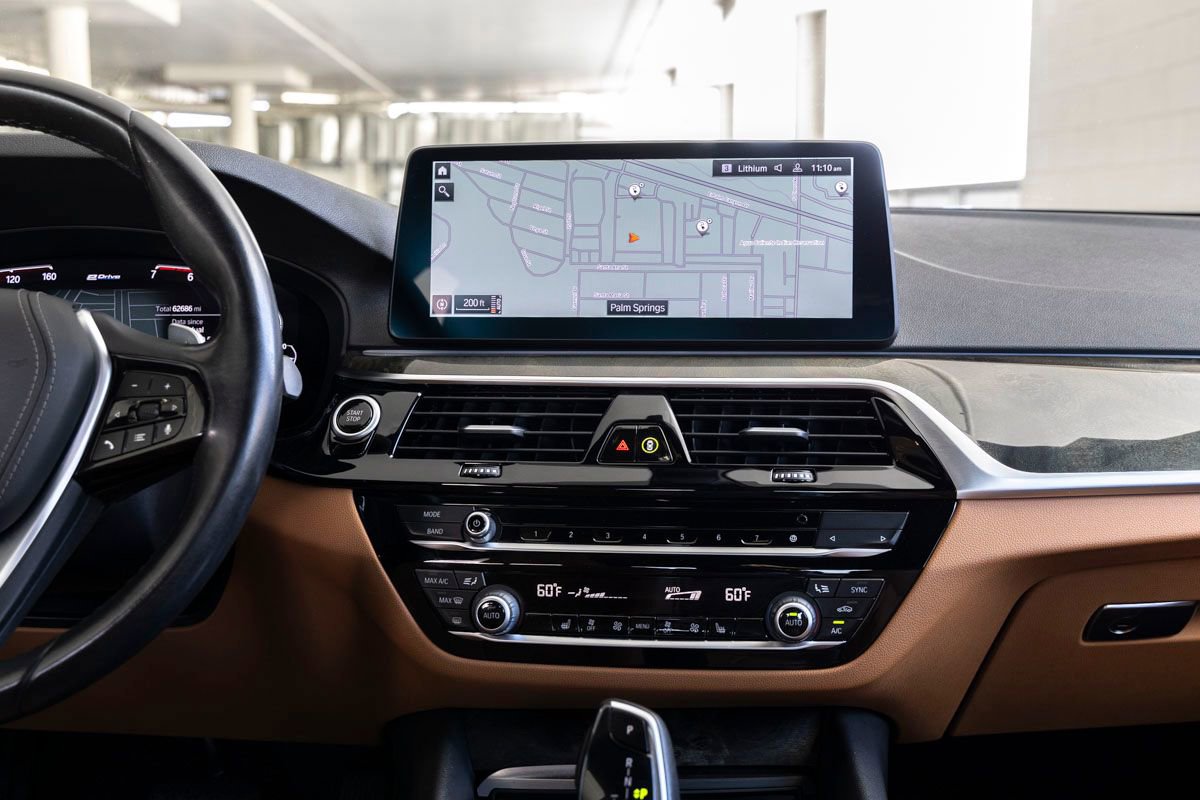 Used 2021 BMW 530e w/ Premium Package RWD image 12