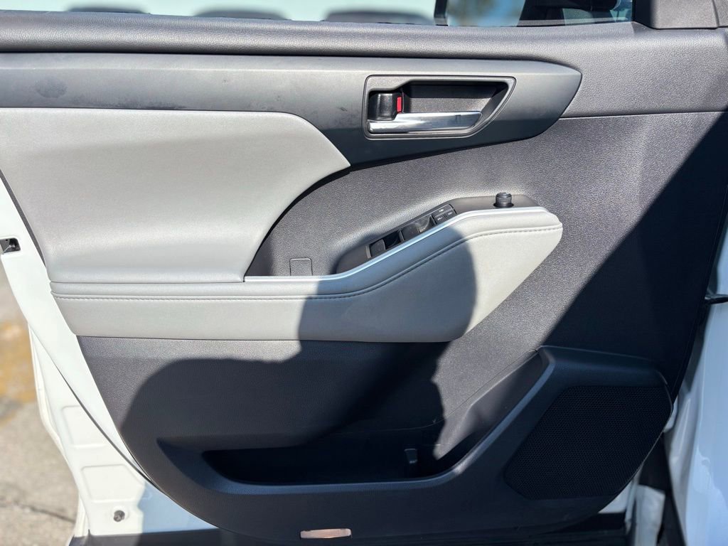 Used 2020 Toyota Highlander XLE image 9