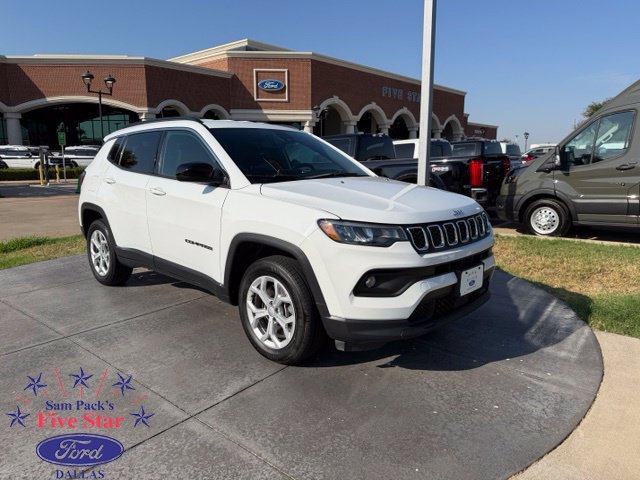 Used 2024 Jeep Compass Latitude AWD/4WD image 1