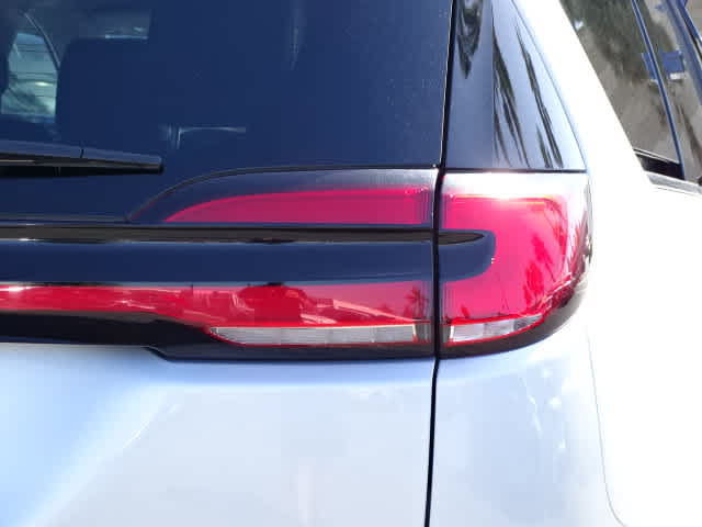 Used 2023 Chrysler Pacifica Touring-L FWD image 11