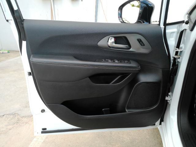 Used 2025 Chrysler Pacifica Select FWD image 13