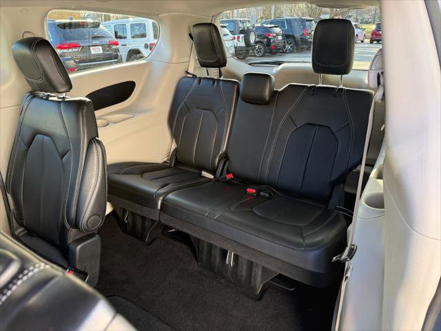 Certified 2024 Chrysler Pacifica Touring-L image 26