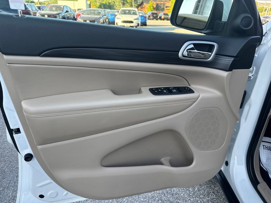 Used 2022 Jeep Grand Cherokee Laredo E AWD/4WD image 11