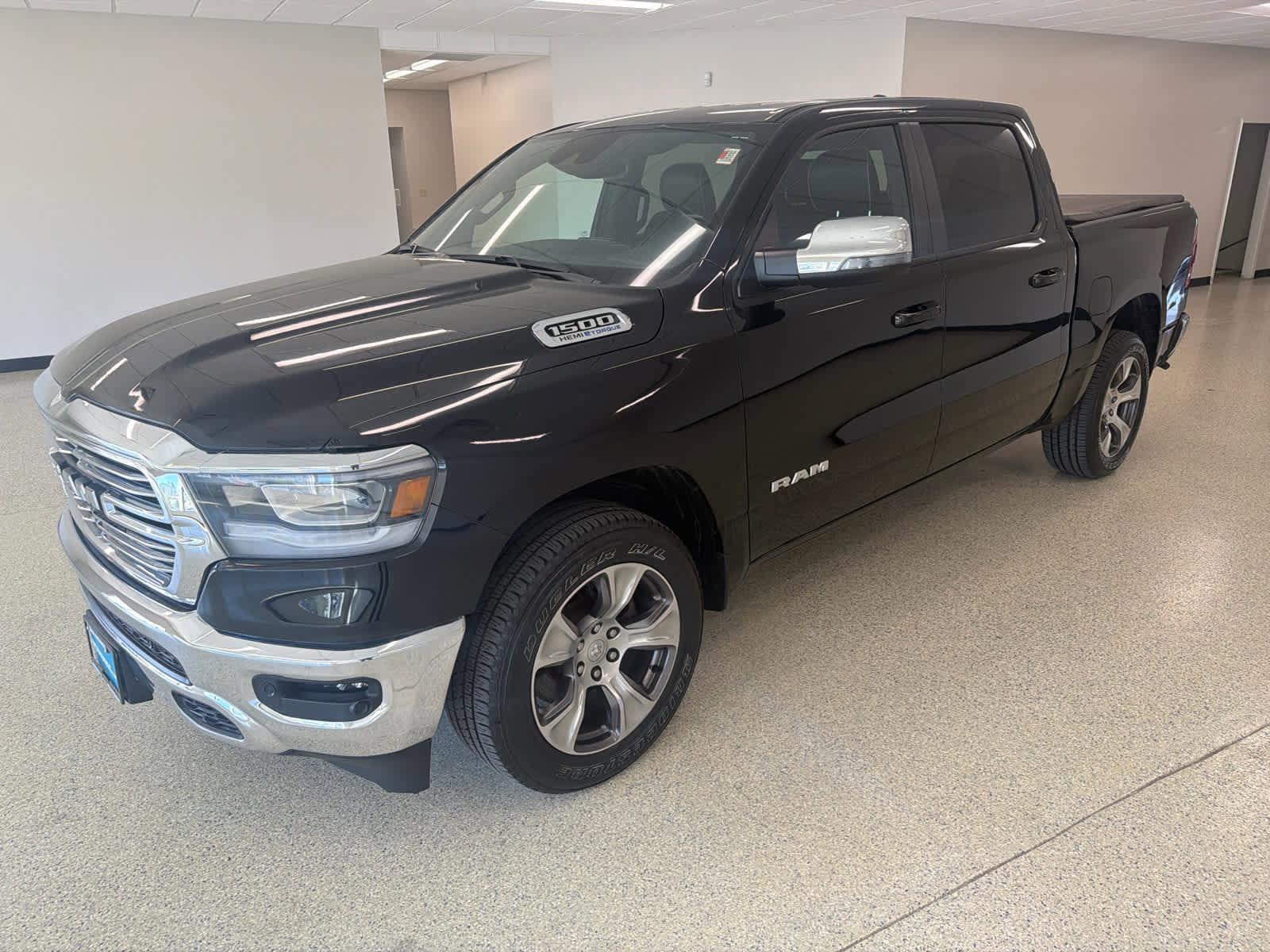 Used 2023 RAM 1500 Laramie AWD/4WD image 1