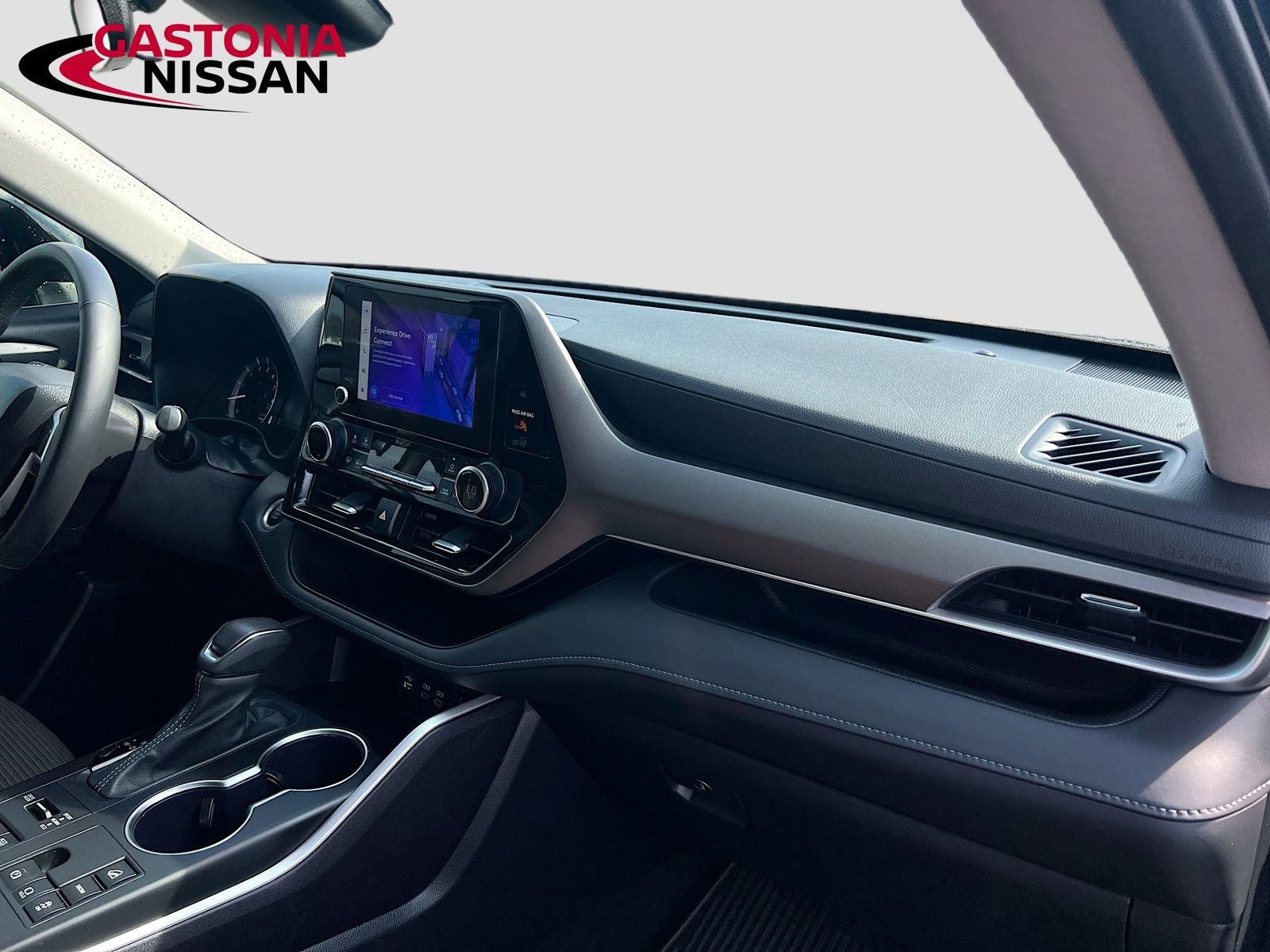 Used 2024 Toyota Highlander LE image 38