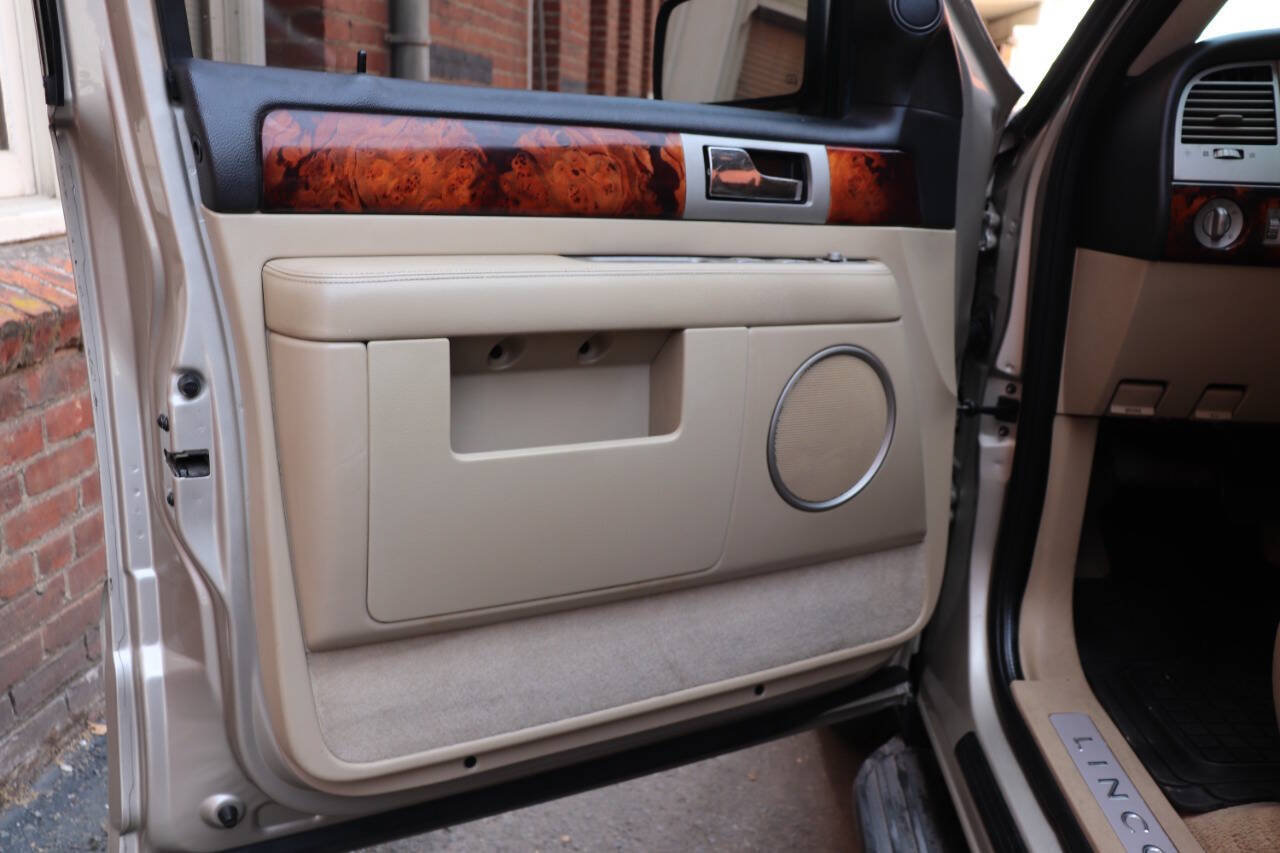 Used 2006 Lincoln Navigator Luxury RWD image 15