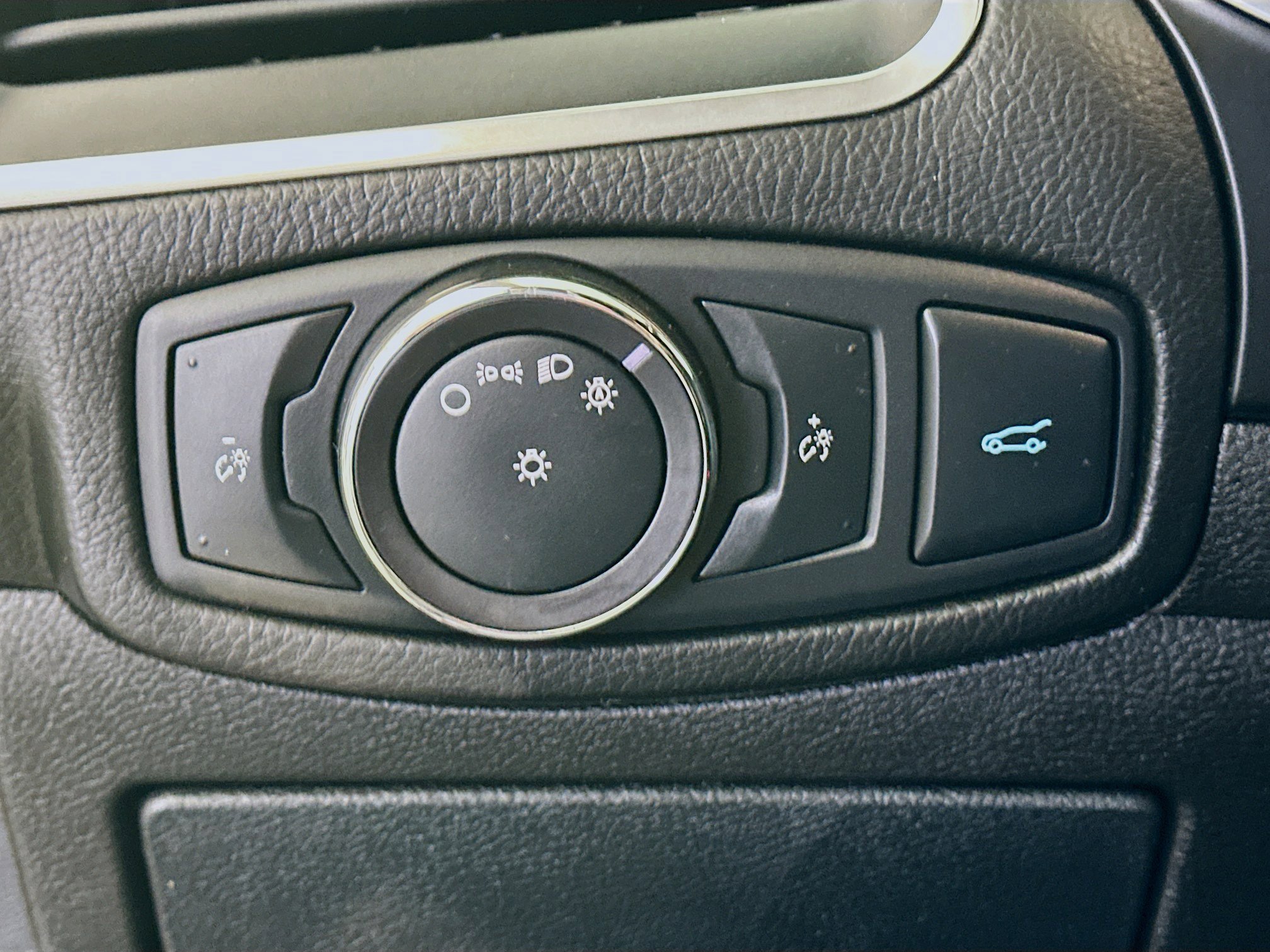 Used 2015 Ford Edge Titanium w/ Equipment Group 302A AWD/4WD image 17