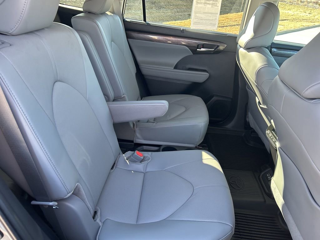 Used 2026 Toyota Highlander Limited image 59