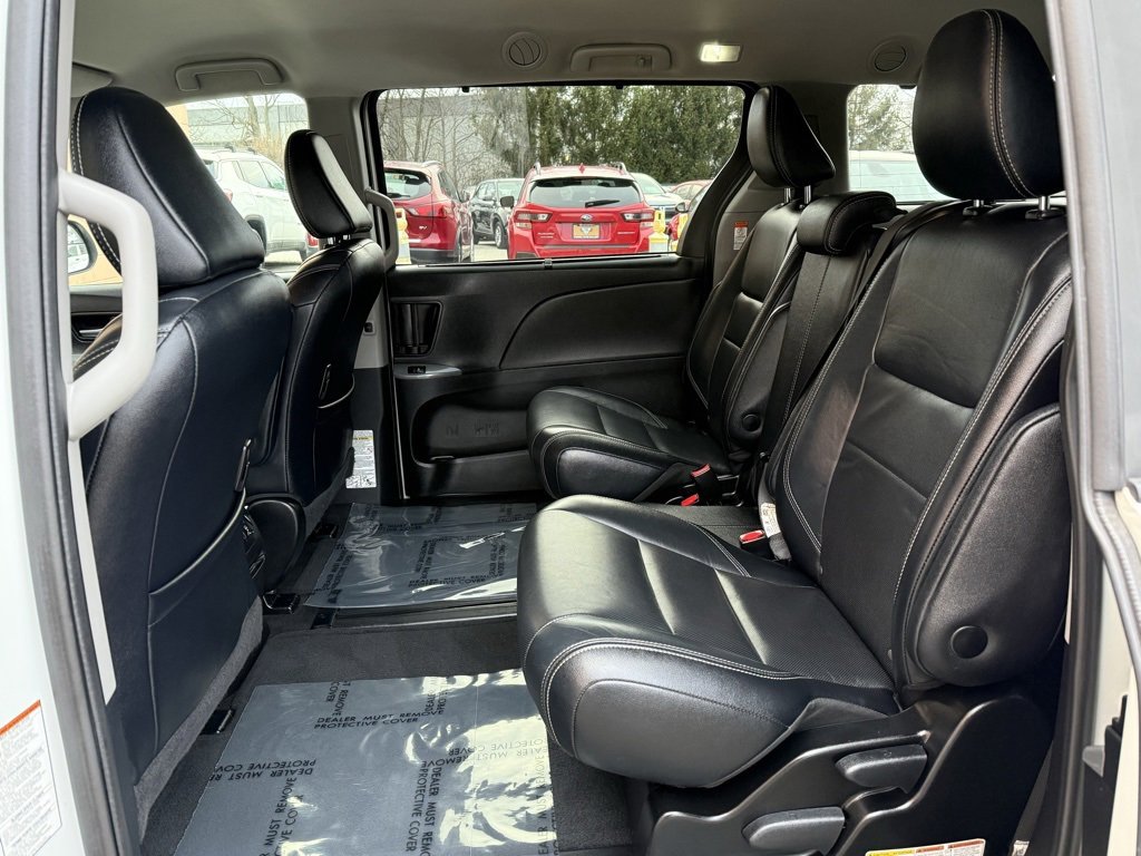Used 2018 Toyota Sienna SE w/ Carpet Mat Package image 14