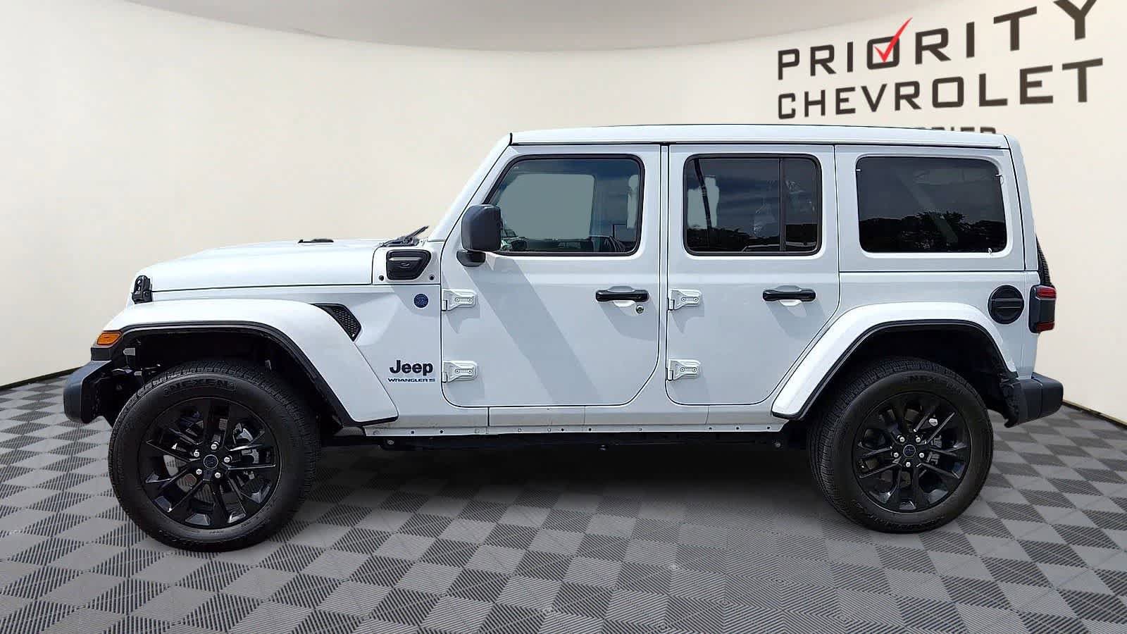 Used 2025 Jeep Wrangler Unlimited Sahara w/ Safety Group AWD/4WD image 5