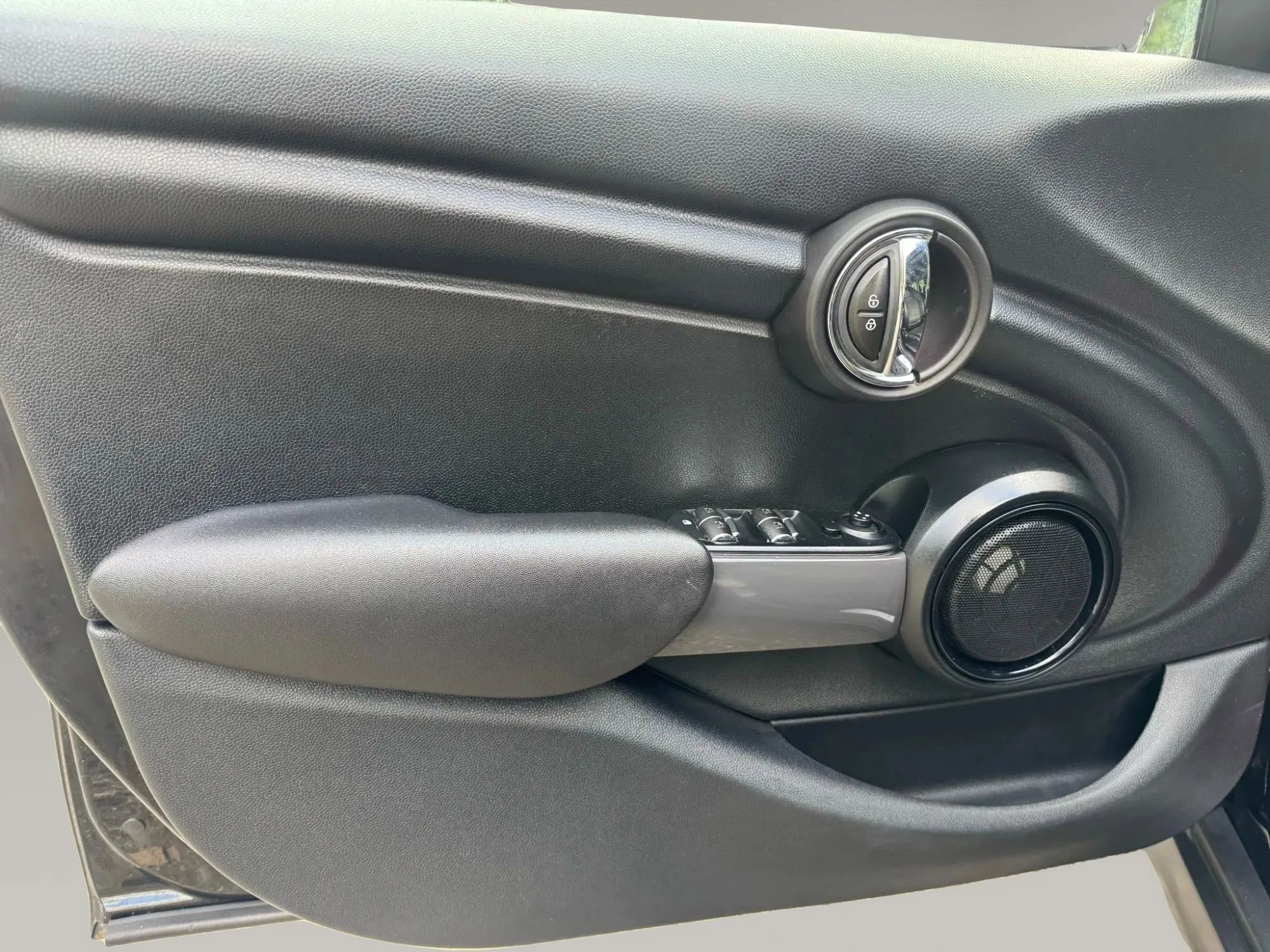 Used 2016 MINI Cooper 4-Door Hardtop w/ Premium Package image 10