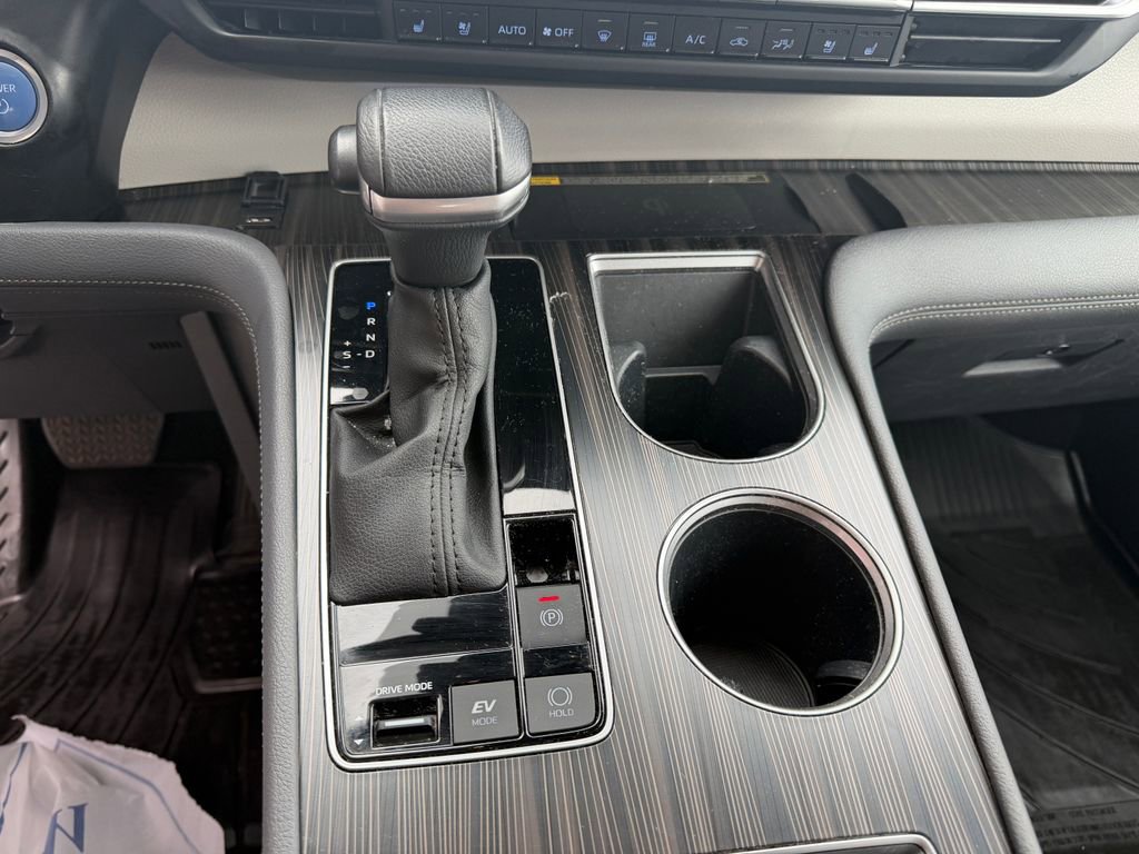 Used 2023 Toyota Sienna Limited image 15