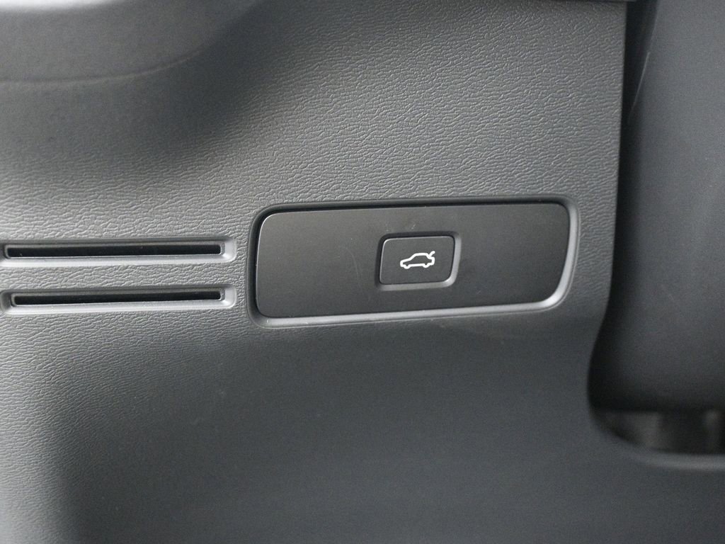 Used 2025 Volvo XC40 B5 Plus image 12