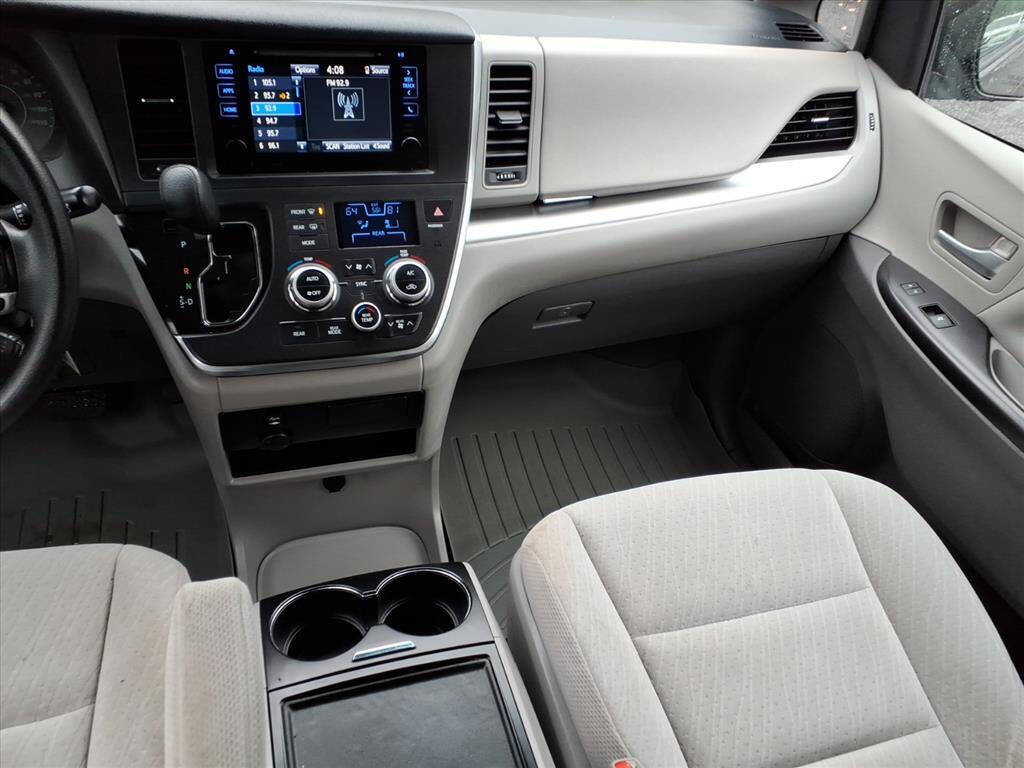 Used 2017 Toyota Sienna LE image 14