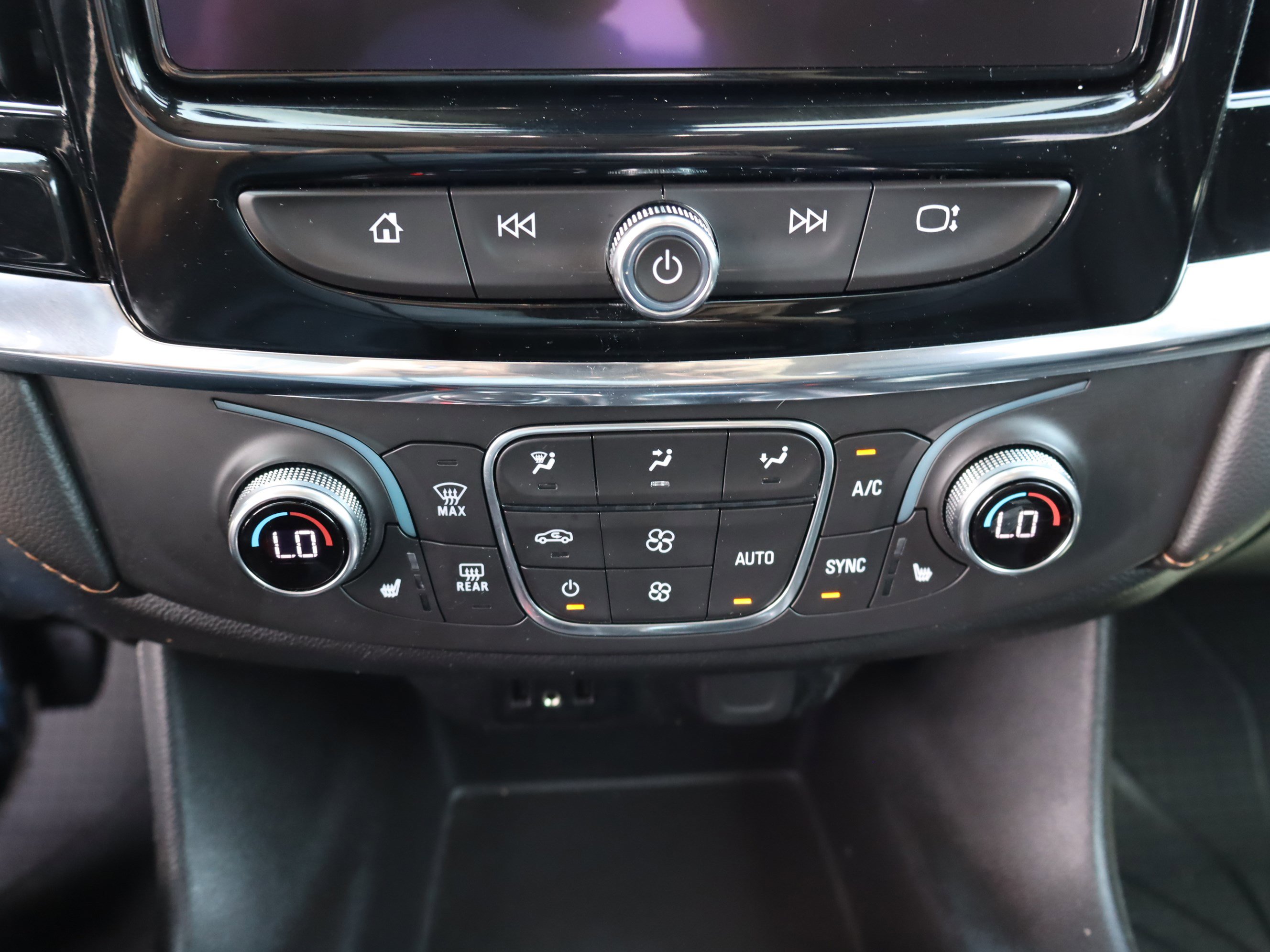 Used 2019 Chevrolet Traverse RS w/ LPO, Floor Liner Package AWD/4WD image 28