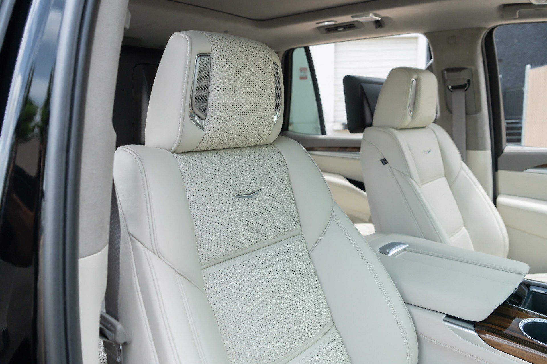 Used 2026 Cadillac Escalade Platinum Sport w/ LPO, Floor Liner Package AWD/4WD image 27