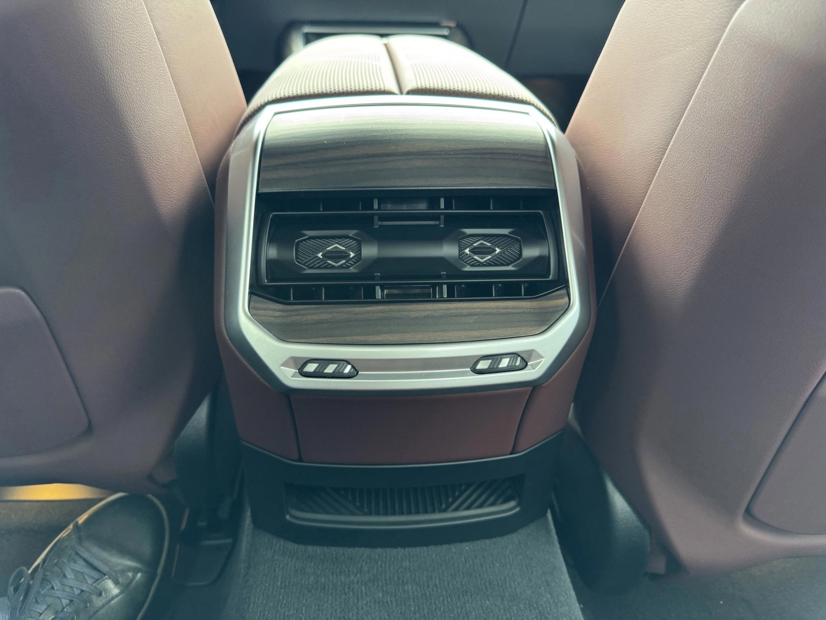 New 2025 BMW i7 xDrive60 w/ Premium Package image 30