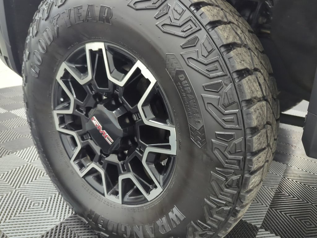 Used 2025 GMC Sierra 2500 AT4X AWD/4WD image 42