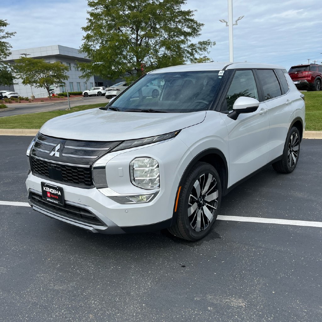Used 2025 Mitsubishi Outlander SE AWD/4WD image 3
