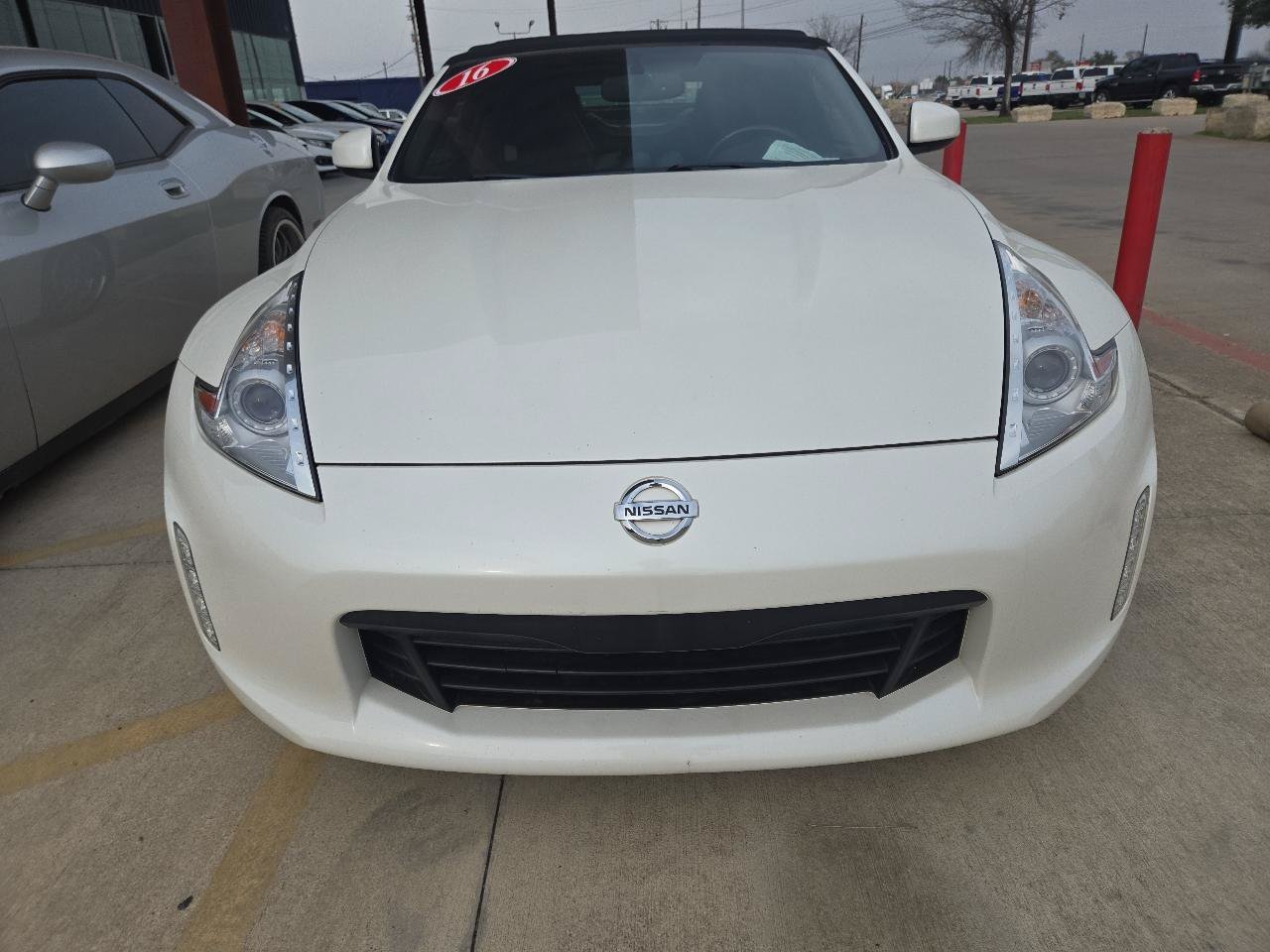 Used 2016 Nissan 370Z Touring RWD image 2